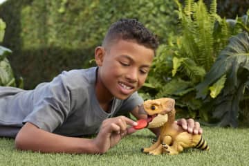 Jurassic World Aquilops Interaktywny przyjaciel dinozaur zabawka, figurka interaktywna z ruchem i dźwiękami, elektroniczna zabawka do „tresowania” z „jedzeniem”
