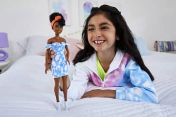 Barbie Fashionistas Puppe Im Schulterfreien Gebleichten Jeanskleid, Schwarze Haare, Bandana, Für Kinder Von 3 Bis 8 Jahren - Image 3 of 7