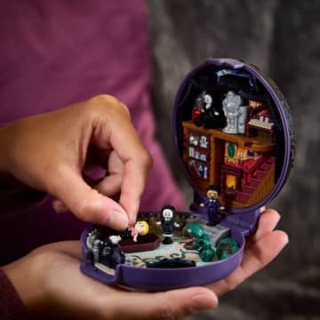 Polly Pocket Voor Verzamelaars, The Addams Family, Compacte Speelset, Speciale Editie, Poppen En Speelset - Imagen 3 de 6