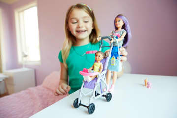 Muñeca y accesorio Skipper Canguro de bebés de Barbie