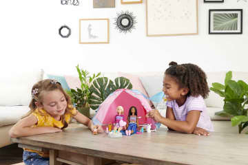 Barbie® Malibu ve Brooklyn Kampta Oyun Seti - Image 2 of 6