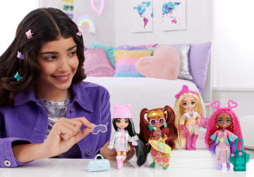 Barbie -Mini Barbie Extra Cool - Poupée voyage en tenue d’hiver - Imagen 2 de 7