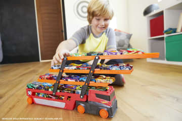 Hot Wheels® Mega Transporter z miejscem na 50 aut w skali 1:64