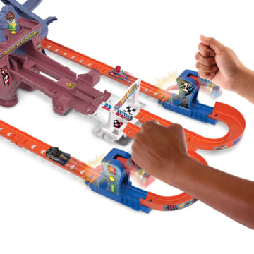 Hot Wheels Racerverse Spider-Man’S Web-Slinging Speedway Track Set With 2 Hot Wheels Racers