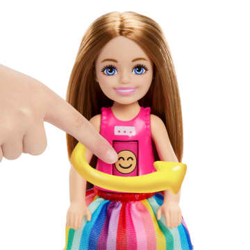 Barbie & Chelsea Δασκάλα Καλλιτεχνικών Με 2 Κούκλες, Κατοικίδιο & Αξεσουάρ, Μπλουζάκι Με Περιστρεφόμενη Φατσούλα
