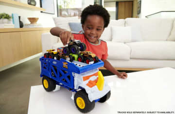 Hot Wheels Monster Trucks Rino Camión de transporte de coches de juguete con pista - Image 2 of 6