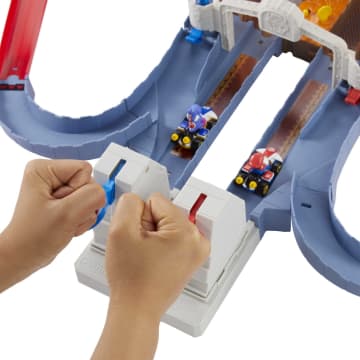 Hot Wheels® Mario Kart™ Το Κάστρο του Μπάουζερ Πίστα - Image 4 of 6