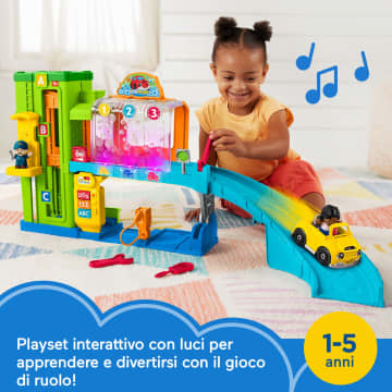Fisher-Price Little People Playset Autolavaggio per bambini piccoli con 5 pezzi per il gioco, versione multilingue