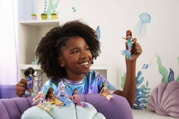 Disney De Kleine Zeemeermin Ariël en Zusjes Kleine Poppenset met 7 Zeemeerminpoppen