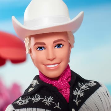 Barbie Le Film Poupée Ken À Collectionner Inspirée Du Film Barbie, Avec Tenue Noire À Franges Blanches, Chapeau Et Bottes De Cowboy De Couleur Blanche Et Bandana Rose - Imagen 11 de 15