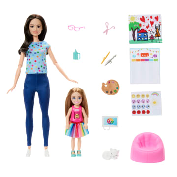 Barbie & Chelsea Δασκάλα Καλλιτεχνικών Με 2 Κούκλες, Κατοικίδιο & Αξεσουάρ, Μπλουζάκι Με Περιστρεφόμενη Φατσούλα