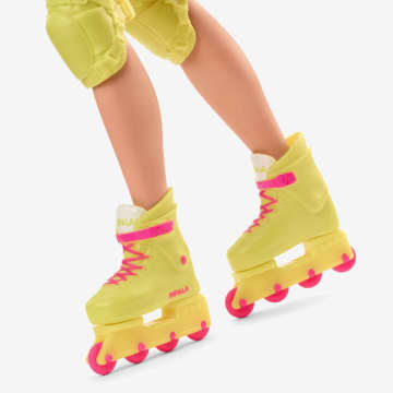 Barbie Le Film Poupée Ken Du Film Poupée Ken De Collection Portant Une Tenue De Patinage Rétro Et Des Rollers