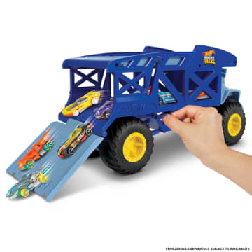 Hot Wheels Monster Trucks Rino Camión de transporte de coches de juguete con pista - Image 4 of 6