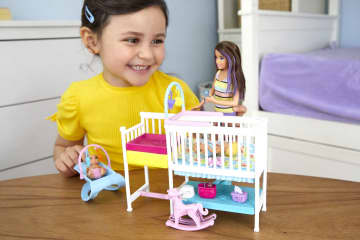 Muñecas y conjunto Nap ‘n' Nurture Nursery de Skipper Canguro de bebés de Barbie