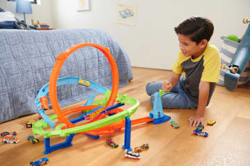 Hot Wheels Bumerang Çemberli Yarış Pisti, 1:64 Ölçekli Oyuncak Araba, Kolayca Saklanabilir - Image 2 of 6