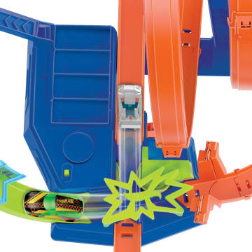 Hot Wheels Baanset met 5 crashzones, gemotoriseerde booster en 1 Hot Wheels auto