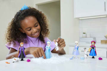Disney Frozen Sneeuw Color Reveal pop met 6 verrassingen, waaronder een figuur uit Frozen, geïnspireerd op Disney films