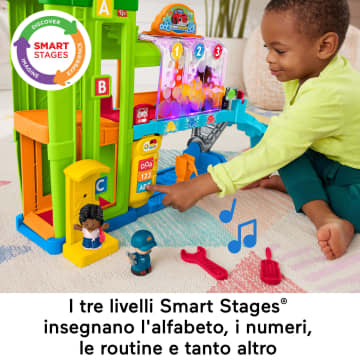 Fisher-Price Little People Playset Autolavaggio per bambini piccoli con 5 pezzi per il gioco, versione multilingue - Image 4 of 7