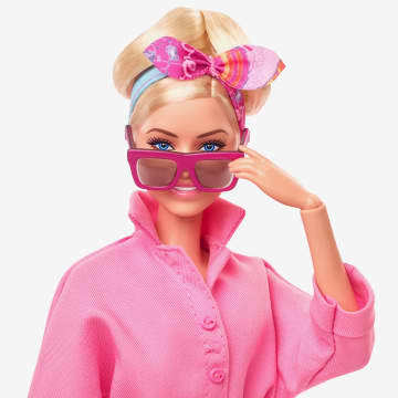 Barbie Le Film Poupée Barbie À Collectionner Inspirée Du Film Barbie Avec Margot Robbie, Avec Combinaison-Pantalon Rose, Lunettes De Soleil Et Foulard Dans Les Cheveux - Imagen 5 de 13
