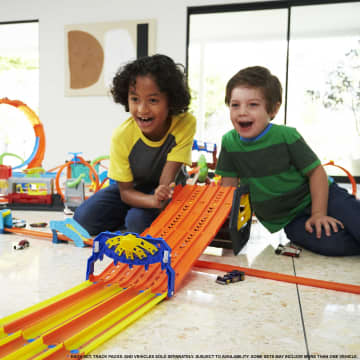 Hot Wheels Massive Loop Mayhem Track Set