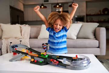 Disney · Pixar Cars-Circuit Course Piston Cup-Avec Voiture 1/55
