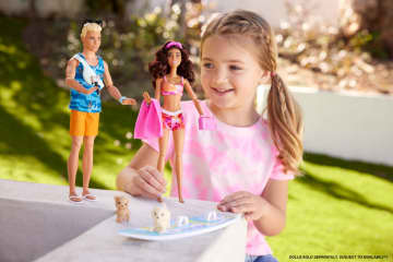 Barbie Pop met surfboard en puppy, beweegbare Barbie strandpop, brunette