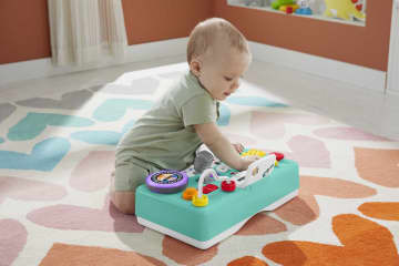 Fisher-Price „Ucz się i śmiej!” Muzyczny Stolik DJ-a Poziomy Nauki Zabawka edukacyjna dla dzieci Polska wersja językowa - Image 2 of 6