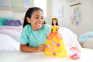 Disney Princesses - Poupée Belle Robe À Fleurs Avec 20 Breloques - Poupée - 3 Ans Et + - Image 3 of 6