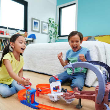 Hot Wheels Racerverse Spider-Man’S Web-Slinging Speedway Track Set With 2 Hot Wheels Racers