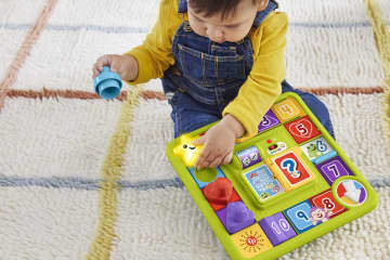 Fisher-Price Fantasiebordspel met muziek voor baby's, Leerplezier Puppy Spelletjesbord, meertalige versie