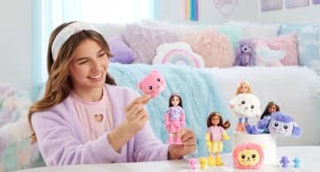 Muñeca Barbie Chelsea Cutie Reveal De La Serie Cozy Cute Tees Y Accesorios, León De Peluche, Muñeca Pequeña Morena - Imagen 2 de 6