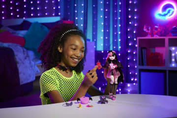 Monster High Κούκλα, Ντρακουλόρα Με Μικρή Νυχτερίδα, Ροζ Και Μαύρα Μαλλιά