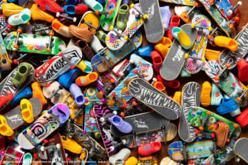 Hot Wheels Skate Multi-Pack Tony Hawk Fingerboard E Scarpine Da Skate (Gli Stili Possono Variare)