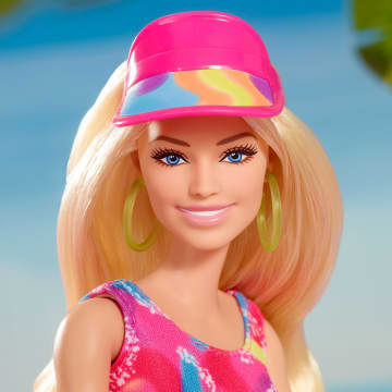 Barbie Le Film Poupée Barbie Du Film Poupée Patineuse Margot Robbie Incarne Barbie Vêtue D’Un Justaucorps, D’Un Cycliste Et De Rollers, Poupée De Collection