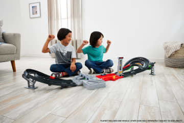 Hot Wheels Race Formula 1 Grand Prix Circuit Track Set With 3 1:64 Scale Die-Cast Toy Cars