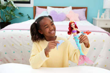 Disney Princess Ocean Friends Ariel Swimming Mermaid Doll With Squirt Toy, Figure & 4 Accessories - Imagen 2 de 6
