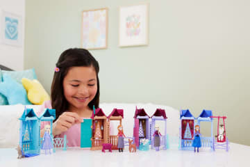 Disney Frozen Arendelle Small Doll Playset With 5 Surprises Including Doll - Imagen 2 de 6