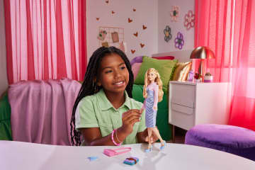 Universal Pictures’ Wicked Glinda At Shiz University Fashion Doll With Removable Fashions & Accessories - Imagen 2 de 6