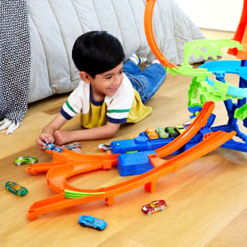 Hot Wheels Stunt Tracks Mid-AIr Crash Playset With 1:64 Scale Die-Cast Toy Car & Motorized Booster - Image 2 of 6