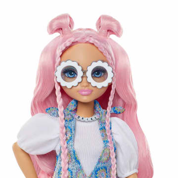 Barbie  Équipe de Rêve  Poupée Mode  Daisy Jean, 9 Accessoires - Image 4 of 6