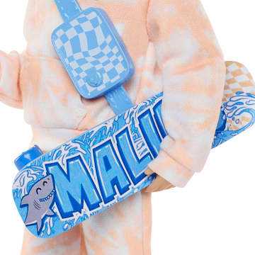 Barbie Dream Besties Ken Fashion Doll With 9 Summer & Skateboard Themed Accessories - Imagen 5 de 6