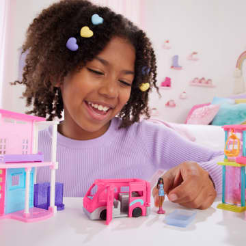 Barbie Mini Barbieland Dreamhouse & 3-Vehicle Playset With 4 1.5-inch Dolls, Furniture & Accessories - Imagem 3 de 6