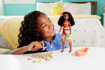 Disney Princess Ocean Friends Moana Doll With Moldable Sand, Animal Friend & 8 Accessories - Imagen 2 de 6