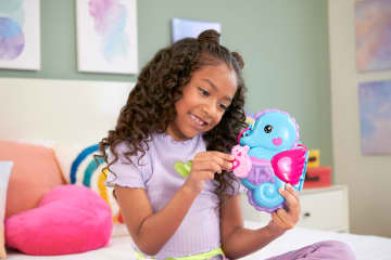 Polly Pocket  Sac à Main Hippocampes Papa et Moi, 2Micro-Poupées - Imagen 2 de 4