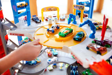 Hot Wheels Track Set With 4 1:64 Scale Toy Cars, Super Ultimate Garage, Over 3-Feet Tall