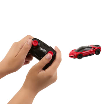 Hot Wheels RC 1:64 Ferrari Sf90 Stradale Assetto Fiorano Battery-Powered Remote-Control Car - Imagen 3 de 6