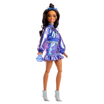 Barbie Fashionista Muñeca Deluxe Cabello Castaño y Cojunto Azul Metálico - Imagen 5 de 6