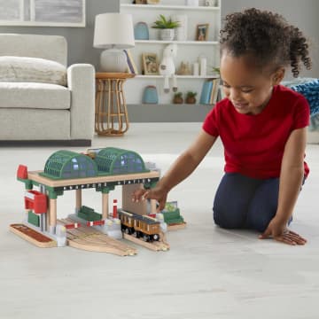 Fisher-Price Thomas et ses Amis Piste en Bois Coffret de Jeu Ramassage de Passagers à La Gare des Quatre Vents