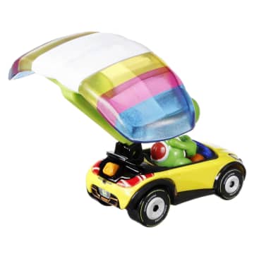 Hot Wheels Mario Kart Vehículo de Juguete Yoshi Sports Coupe con Paracaídas - Imagen 3 de 5
