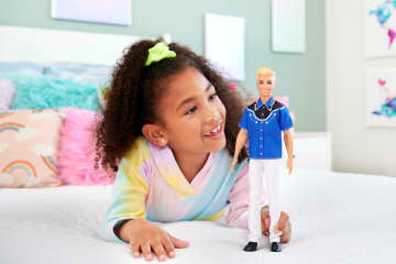 Barbie Fashionista Muñeco Ken Camisa Azul con Negro - Imagen 2 de 6